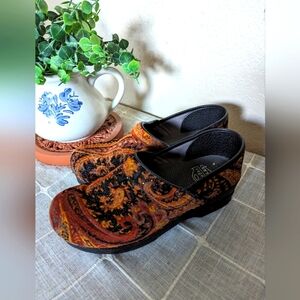 Dansko Clogs velvet European size 39 rust orange paisley